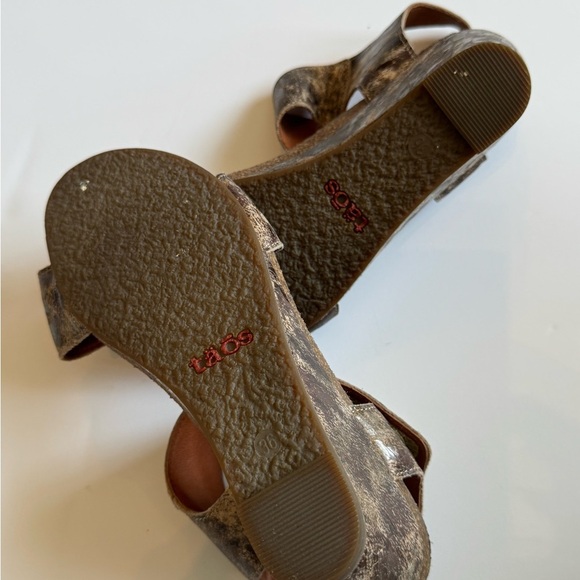 Taos Footwear Women's Sandals - Textured Brown with Gold Accents 5 -5.5 - Picture 8 of 10
